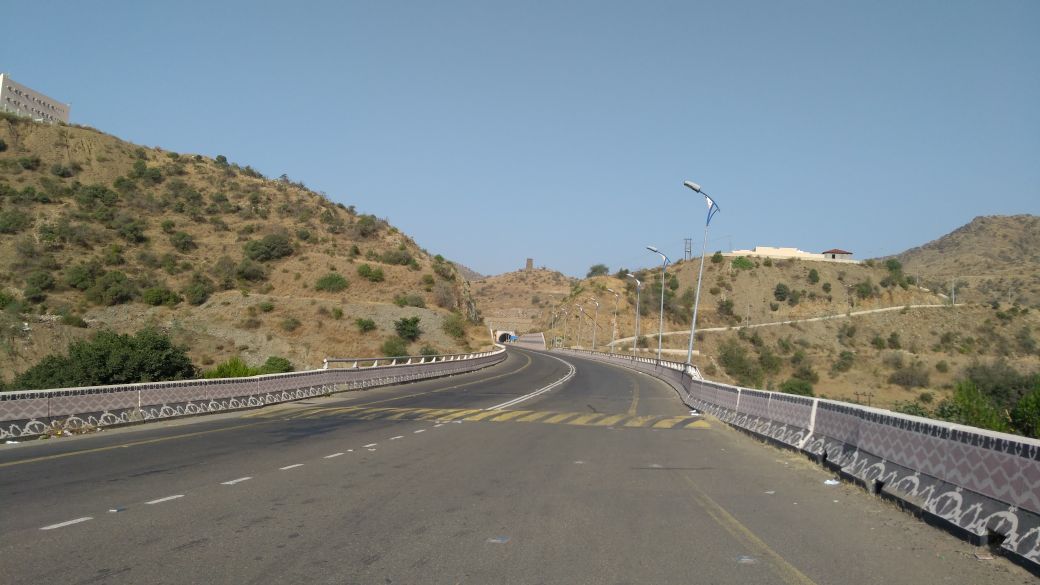 بالصور المطبات العشوائية تربك سالكي الطريق السياحي بالباحة