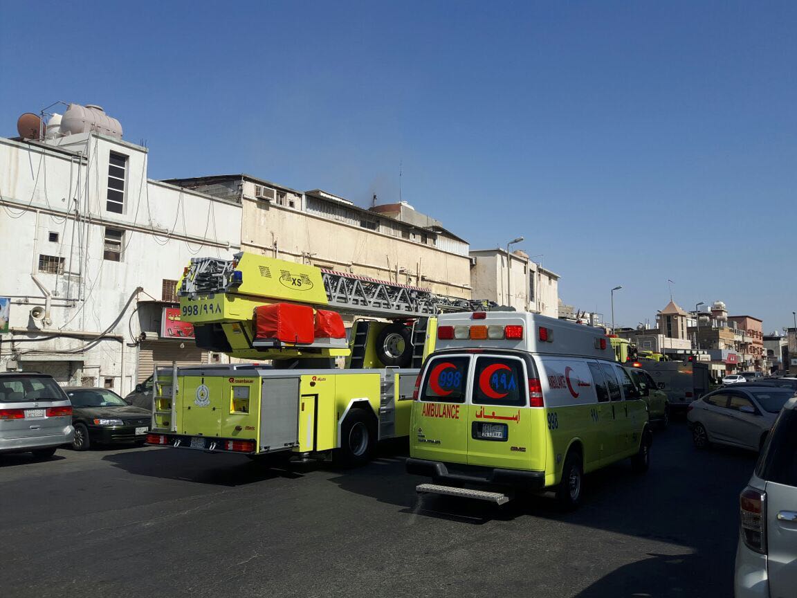 بالصور.. حريق يحتجز 5 أشخاص من عائلة واحدة بمنزل في القطيف