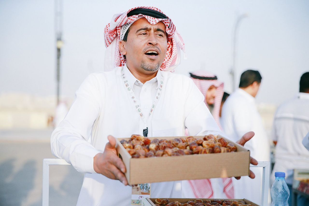 بالصور.. انطلاق أكبر مهرجان للتمور في منطقة الرياض بهذه الفعاليات
