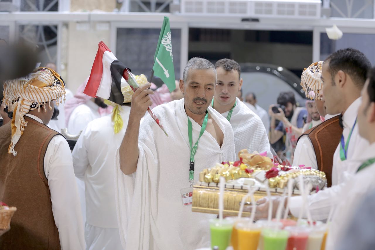 بالصور.. زمزم والورود في استقبال ضيوف الملك من أسر شهداء مصر