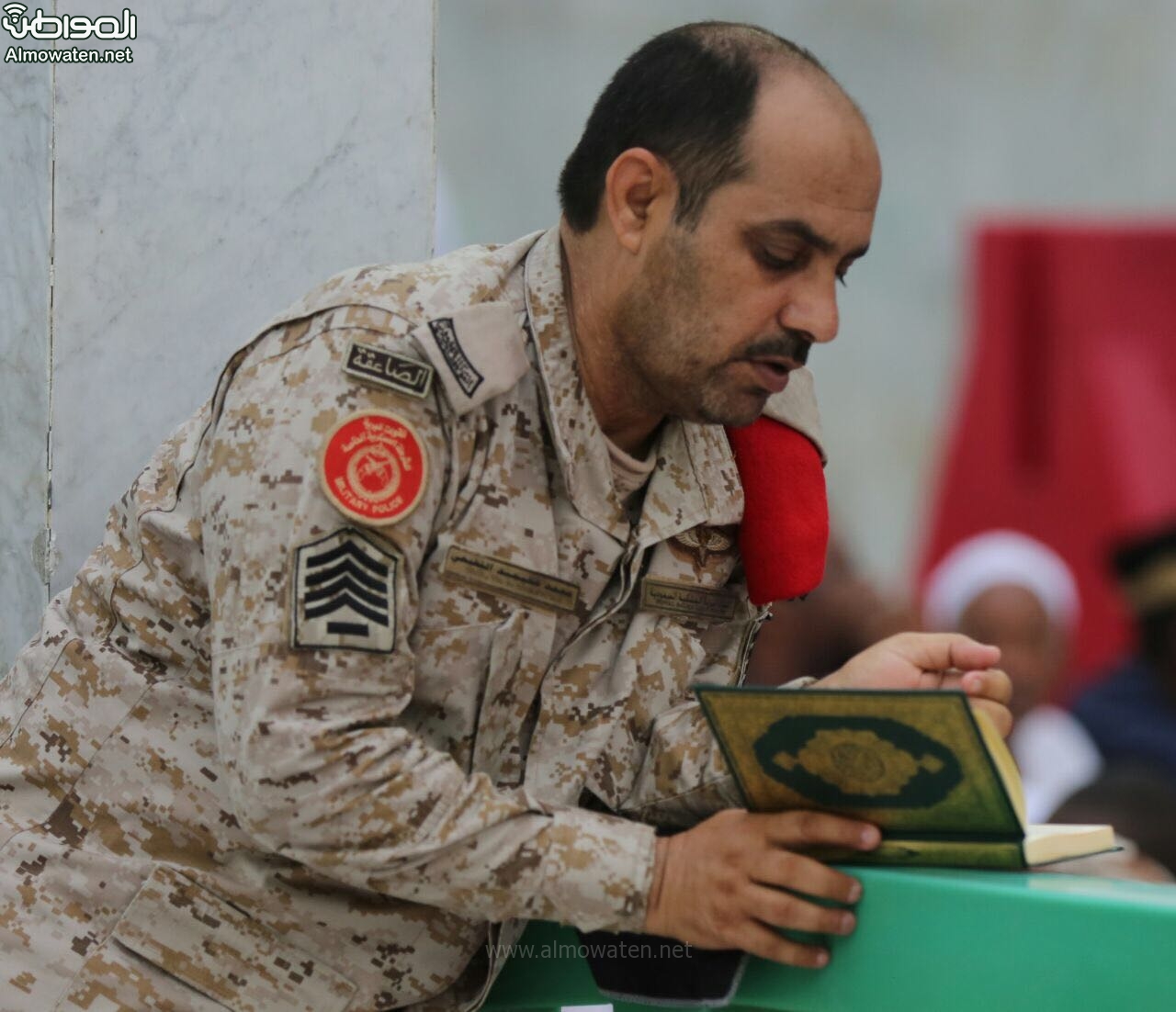 عسكري يستغل وقت راحته بقراءة القرآن في المسجد الحرام