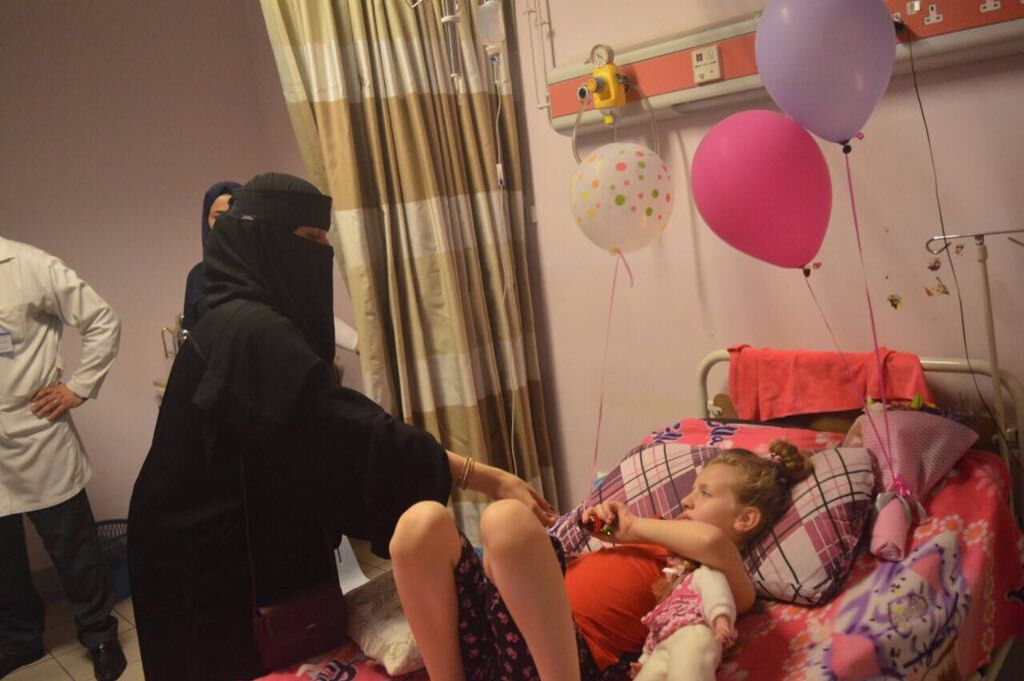 بالصور.. طلابنا في الأردن يعايدون الأطفال المنومين في عمّان بالهدايا والحلوى