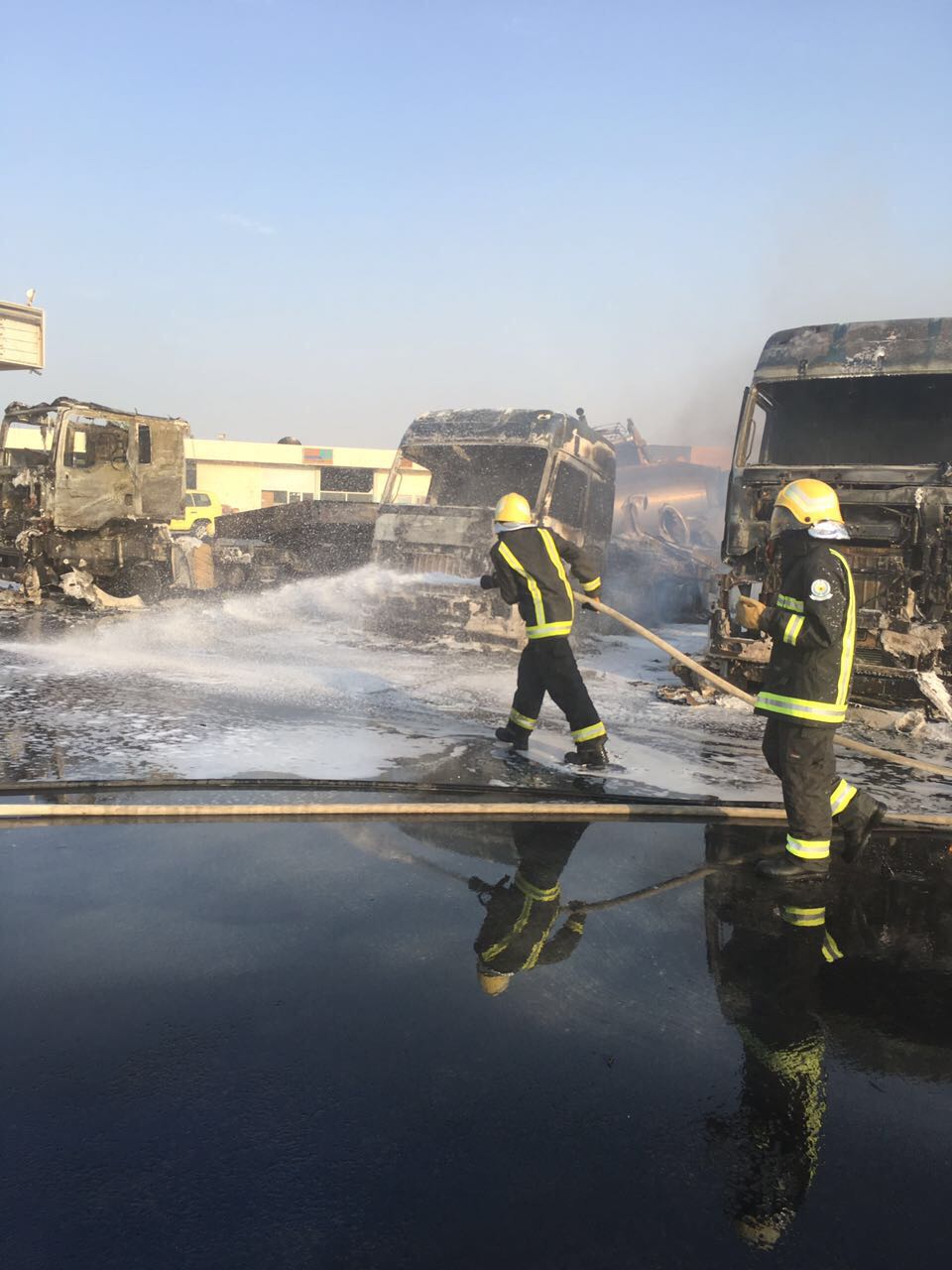 بالصور.. تفحم مقيم واحتراق 8 سيارات في تصادم شاحنة بصهريج وقود بالدمام