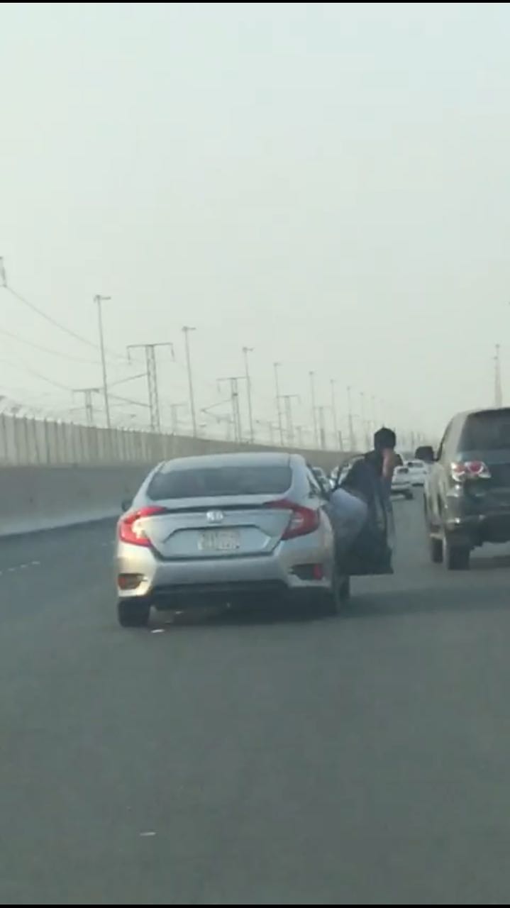 القبض على قائد مركبة ومرافقيه حاولوا الاعتداء على سيارة في جدة