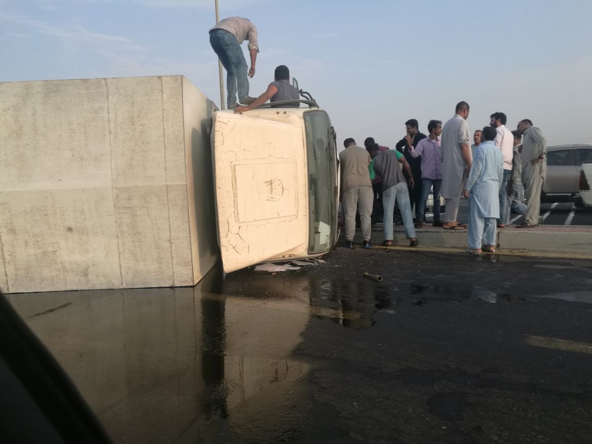 بالصور.. انقلاب شاحنة بسبب السرعة الجنونية شرق جدة