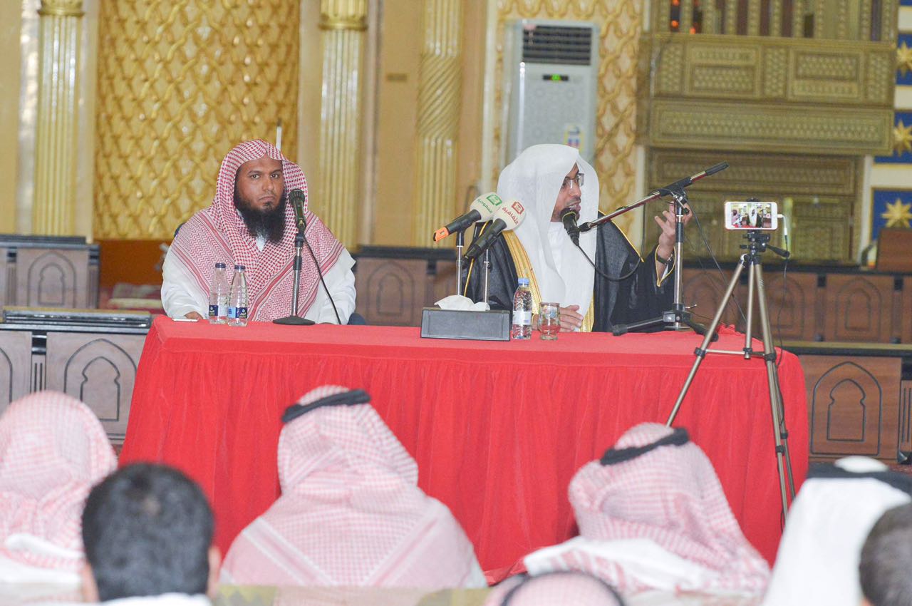 بالصور.. حضور كبير لمحاضرة الشيخ صالح المغامسي في عرعر