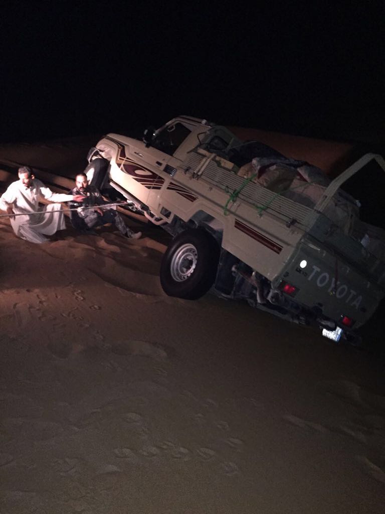 حدود الشرقية يُنقذ شخصين علقت سيارتهما بالرمال