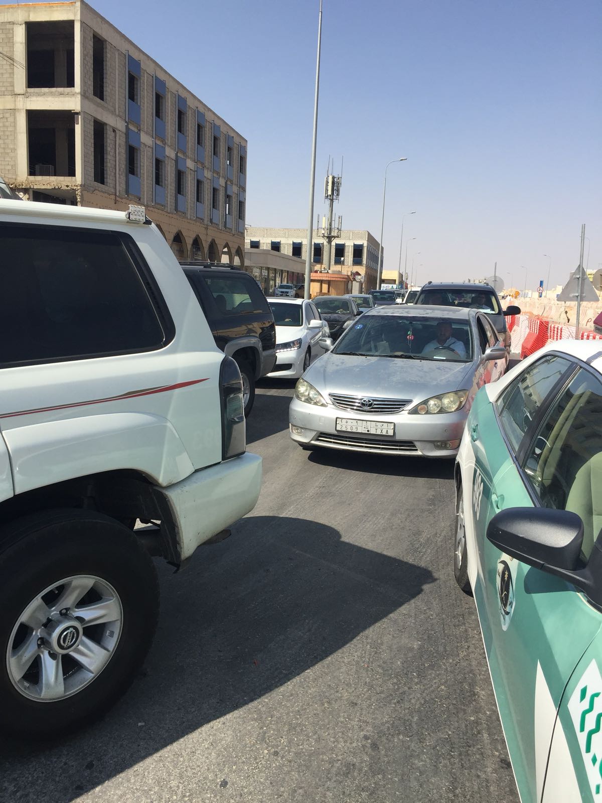 بالصور.. تسرب مياه كبير في الرياض والمرور يتدخل لإنقاذ الموقف