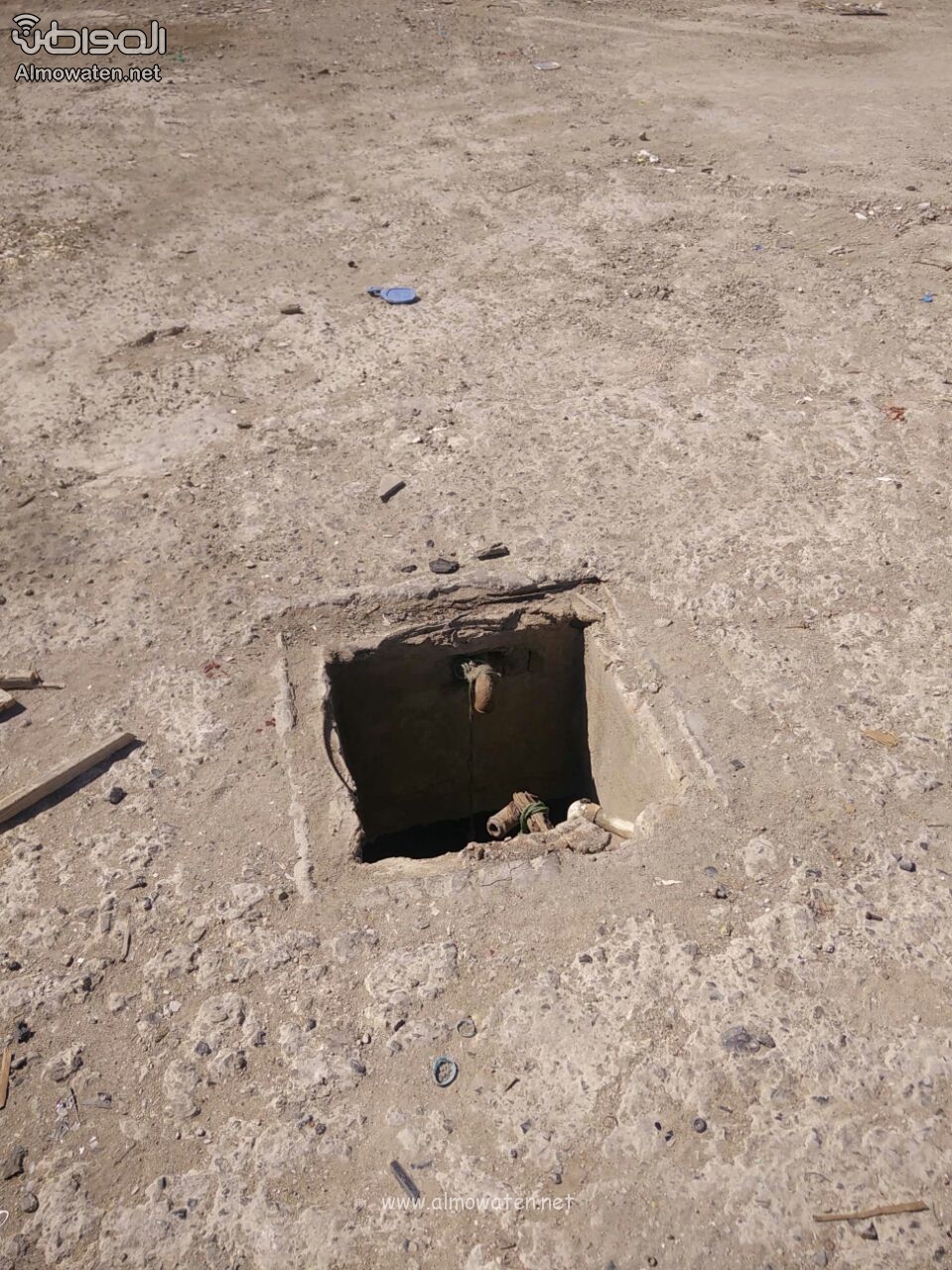 “المواطن” توثق بالصور.. حفر الصرف تهدد أطفال نزهة جدة