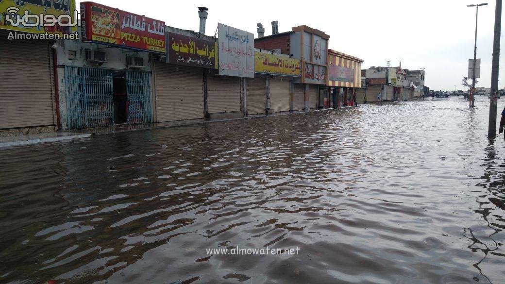 بالصور.. غرق حي قويزة جنوب جدة وشلل تام بحركة المرور
