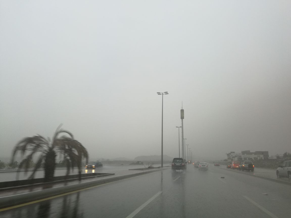 مطار الملك عبدالعزيز: تأخر بعض الرحلات بسبب حالة الطقس في جدة الآن