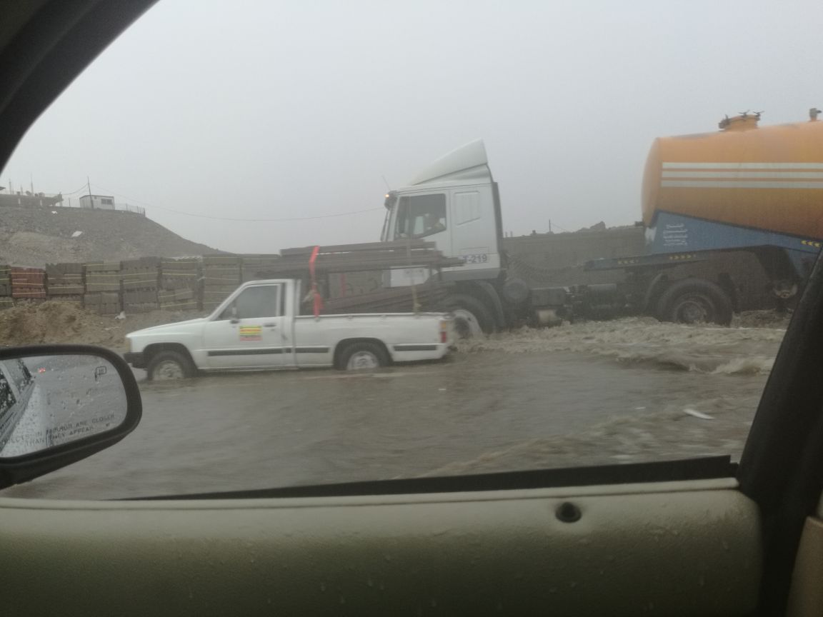 بالصورة.. جدة الآن.. مركبة تتوقف بسبب غزارة الأمطار