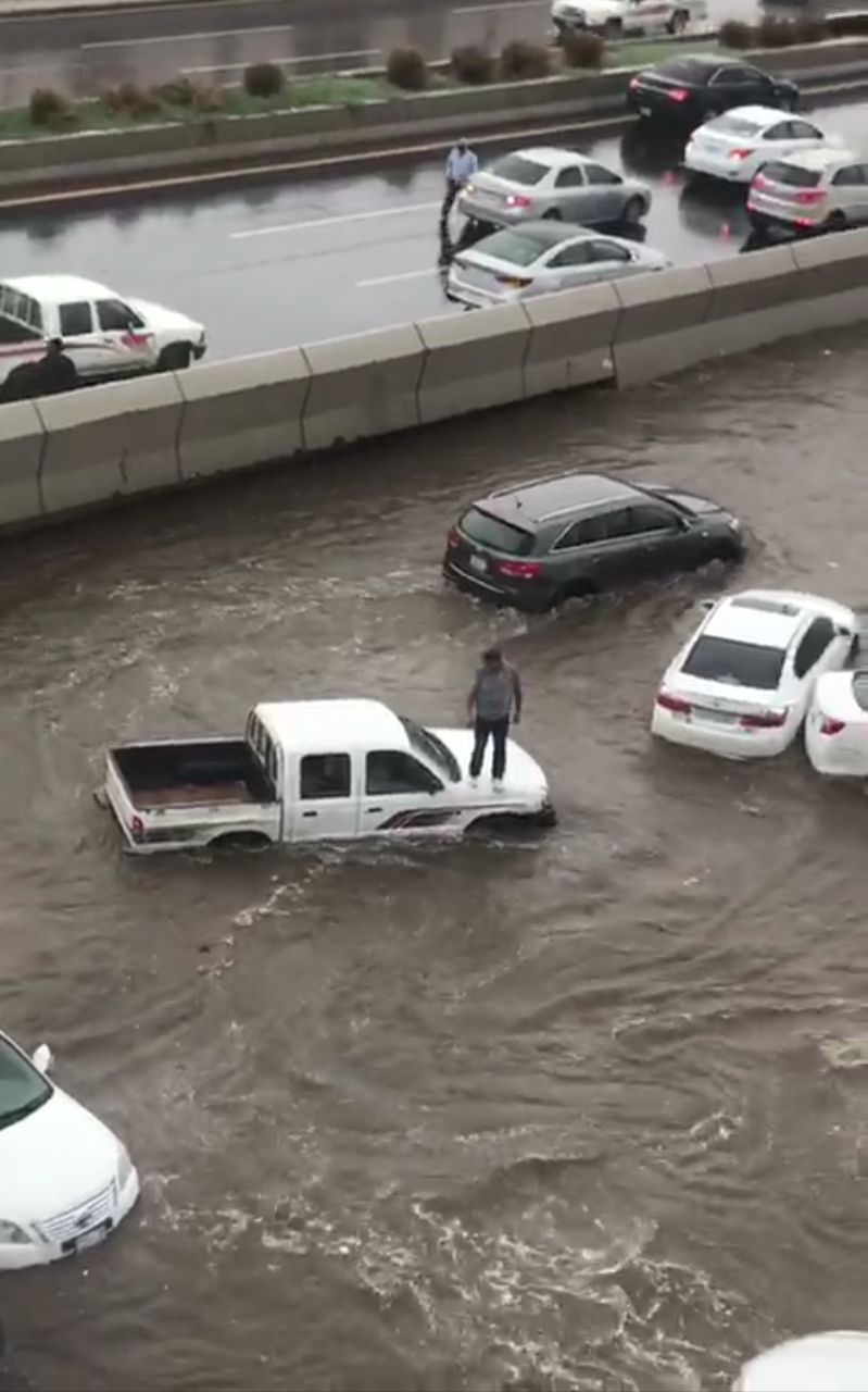 شاهد هذا الفيديو .. أمطار غزيرة تغلق العديد من الأنفاق والطرق في جدة