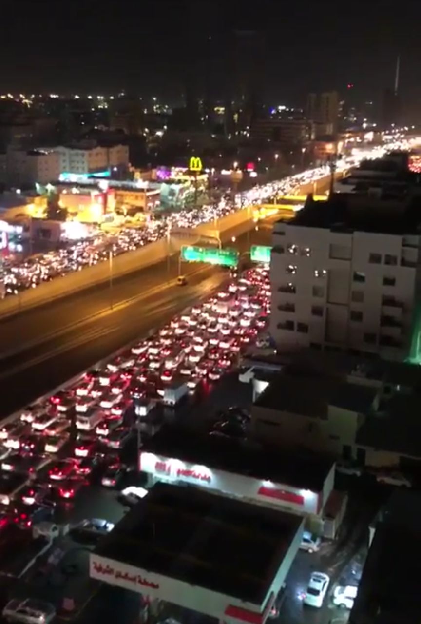 بالفيديو.. طوابير المركبات تتكدس أمام نفق الملك عبدالله في جدة