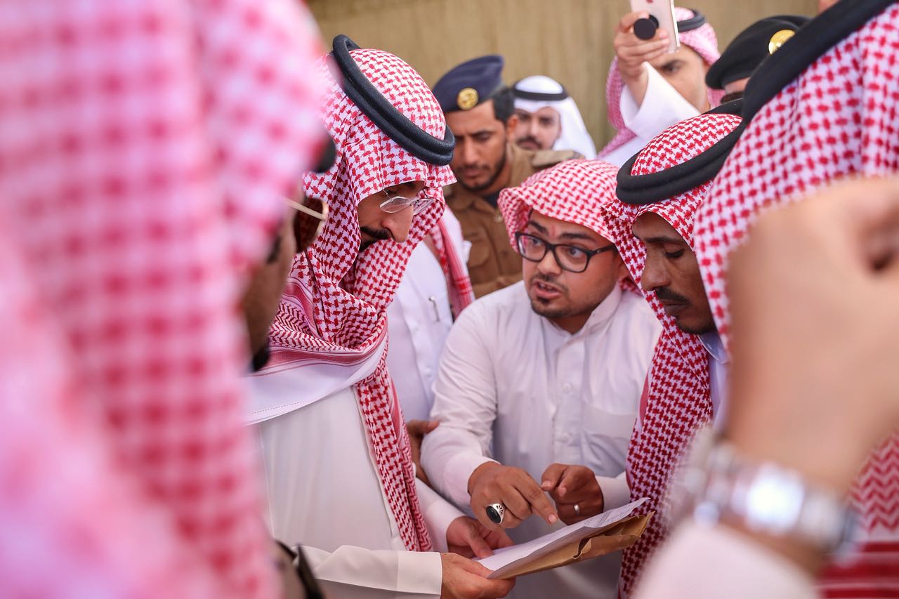 عبدالله بن بندر يصطحب مدراء الإدارات للاستماع مباشرة لمطالب المواطنين
