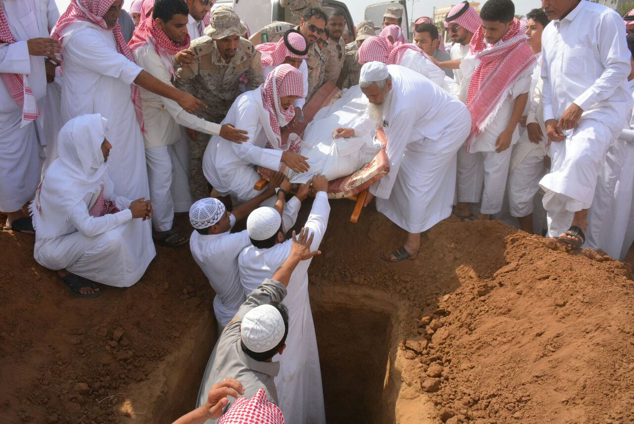 بالصور.. قبيلة زرير تزف شهيدها الأول في صامطة