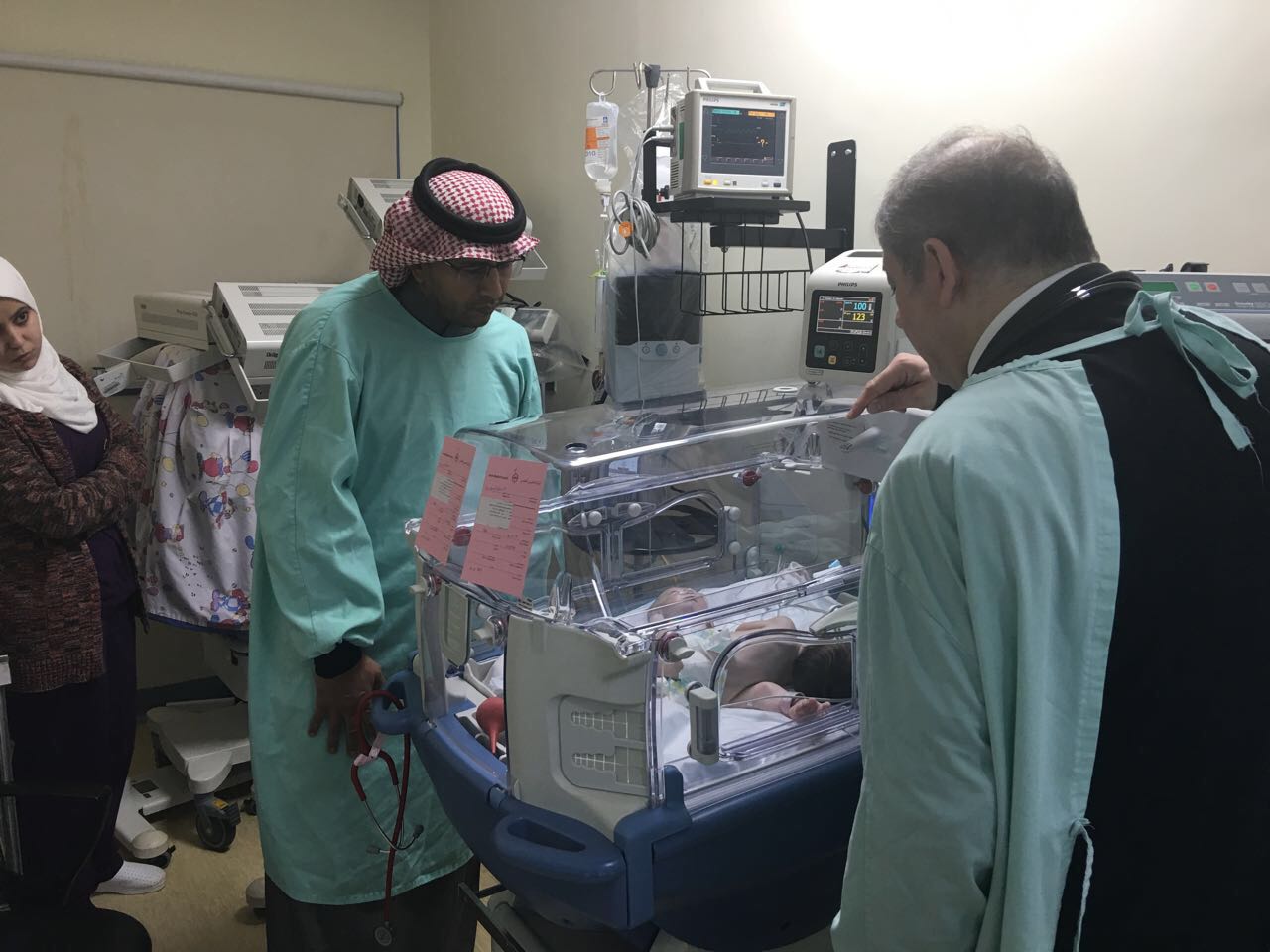 خادم الحرمين يأمر بعلاج توأم سيامي من غزة