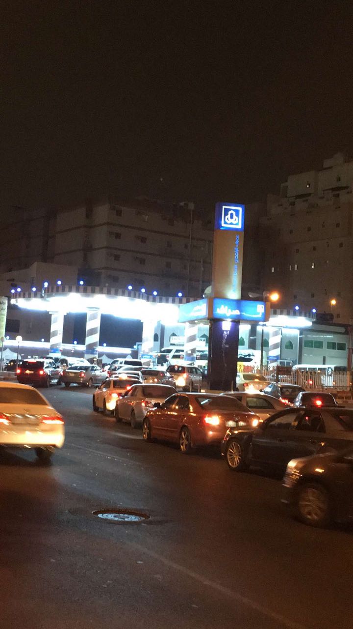 بالصور.. محطات مكة تتكدس بالسيارات أملًا في أسعار البنزين القديمة