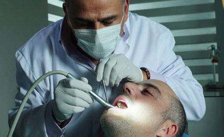 الصحة تفتح باب القبول لبرنامج مساعد طبيب الأسنان