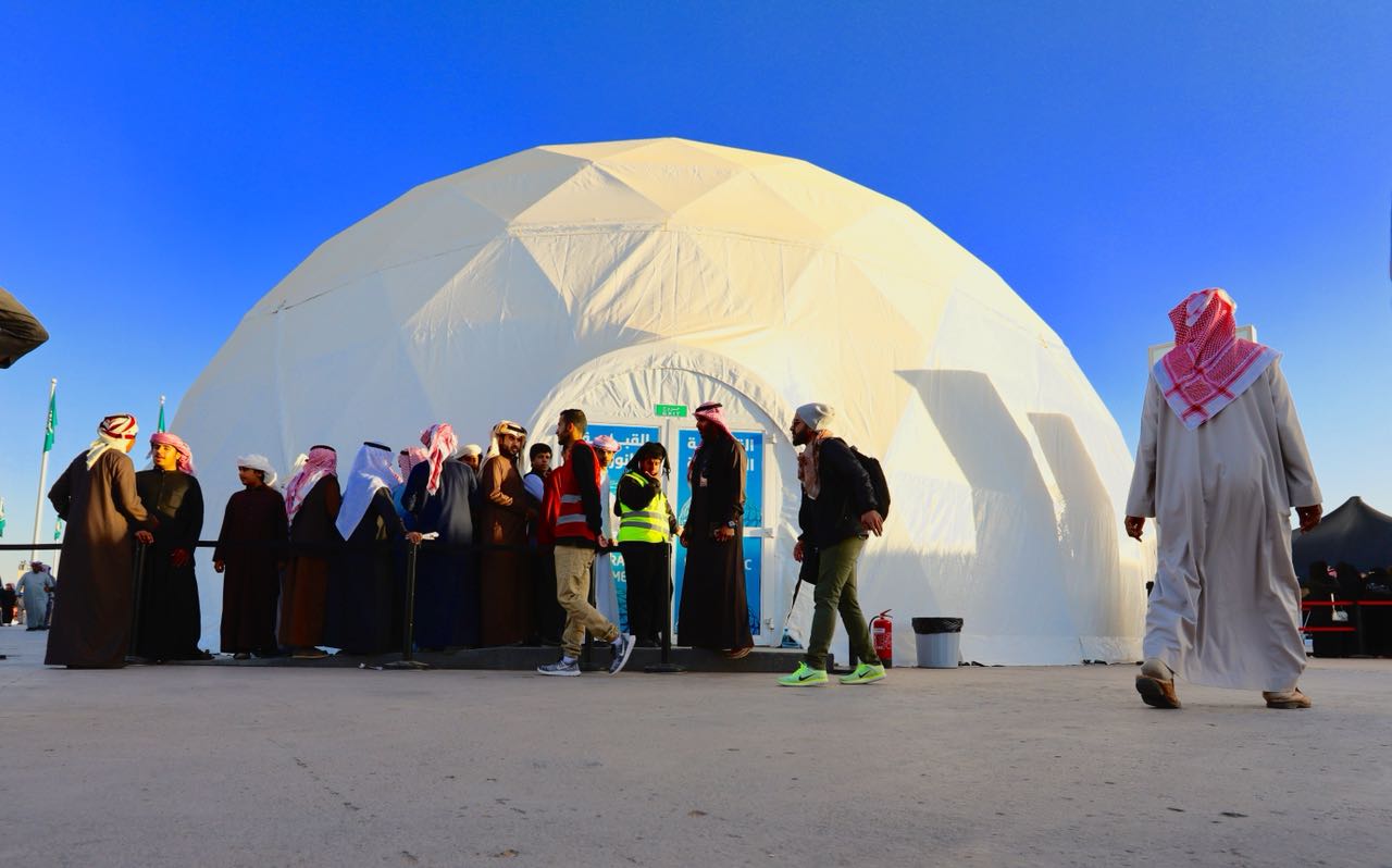 بالصور.. الدهناء خضراء والطاقة البديلة تجعلان مهرجان الملك عبد العزيز للإبل صديقًا للبيئة