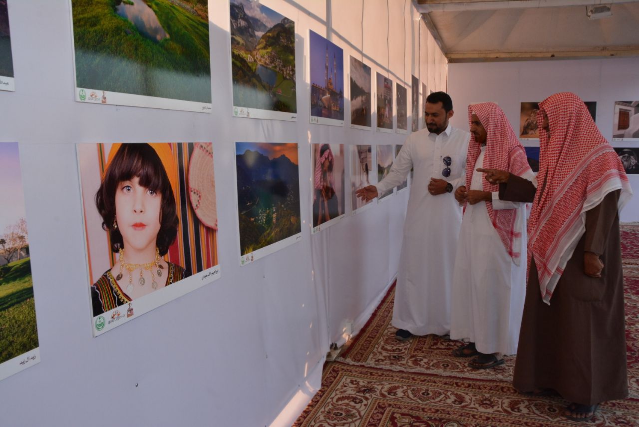 بالصور.. إقبال كبير على معرض التصوير الفوتوغرافي في مهرجان محايل الشتوي