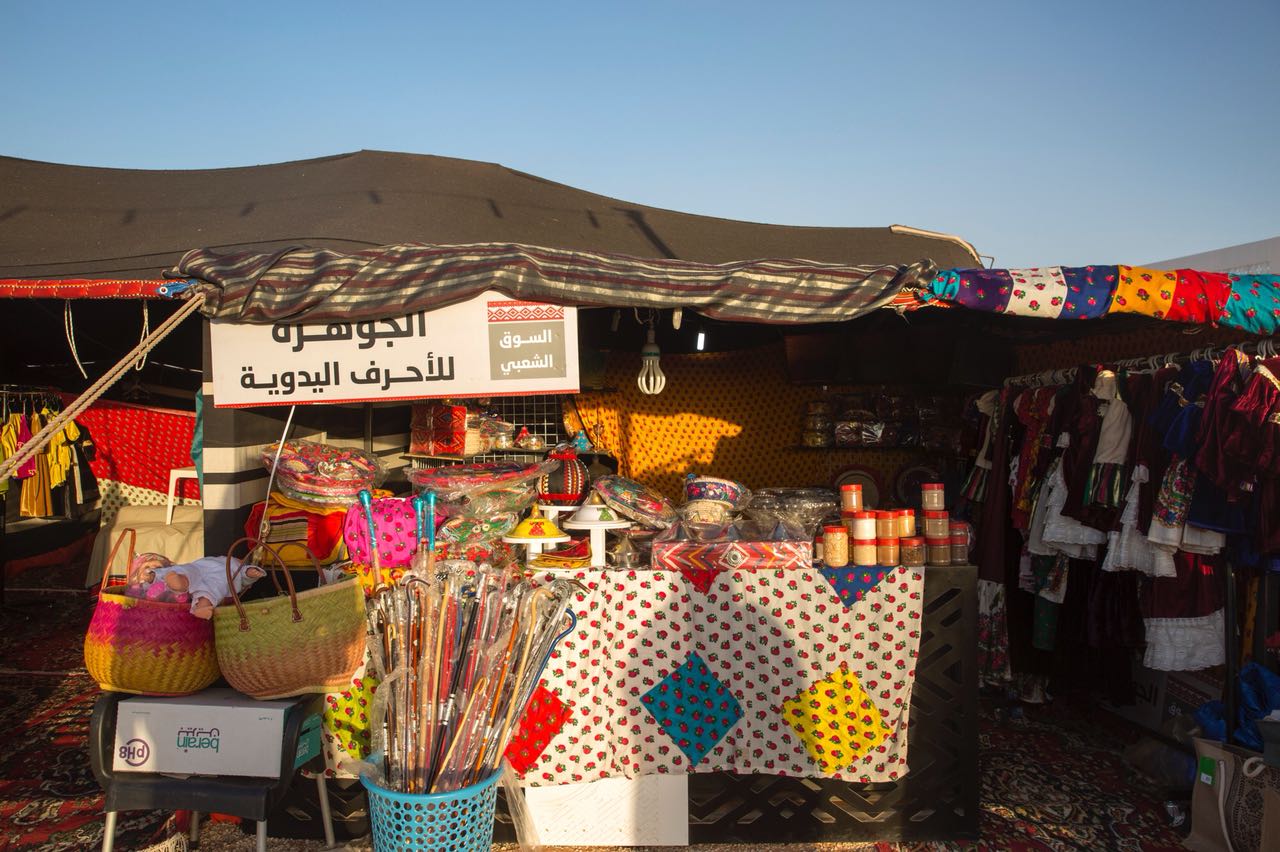 بالصور.. سعوديات يُحِلْنَ 7 تراثيات إلى منتجات عصرية تبهر زوّار مهرجان الإبل