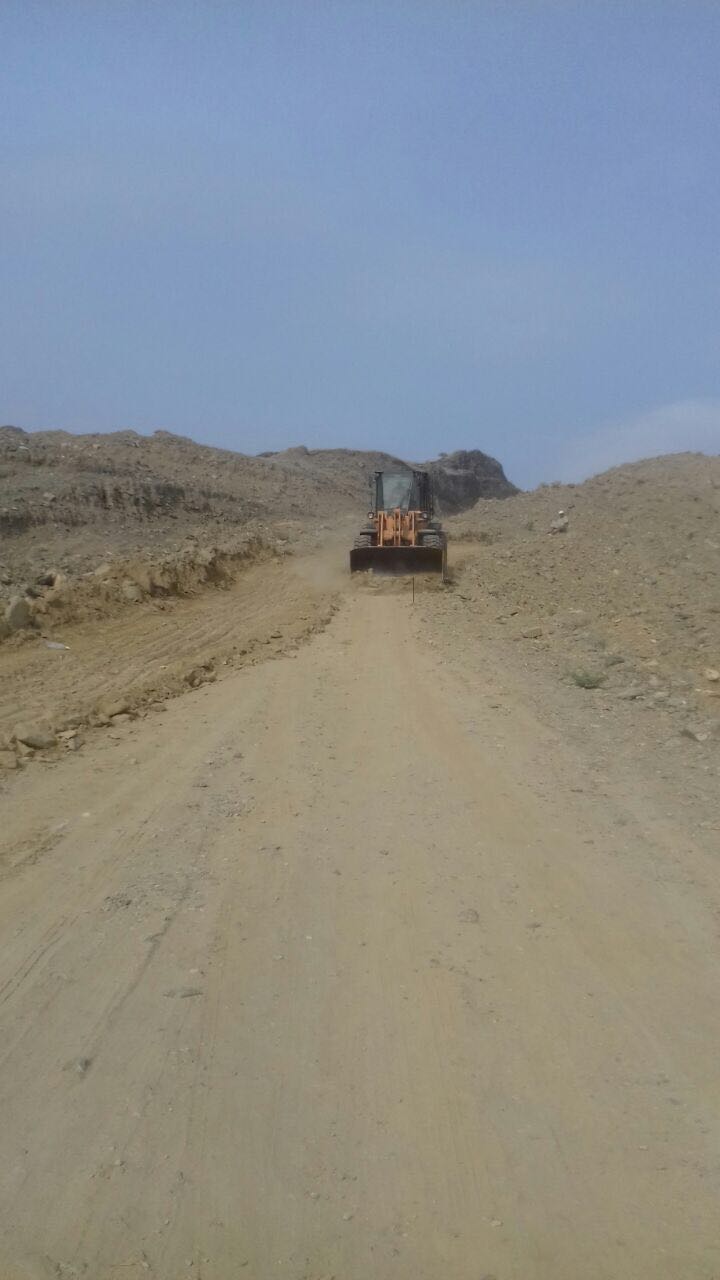 بالصور.. بلدية بارق تفتح الطرق المغلقة في مركز جمعة ربيعة