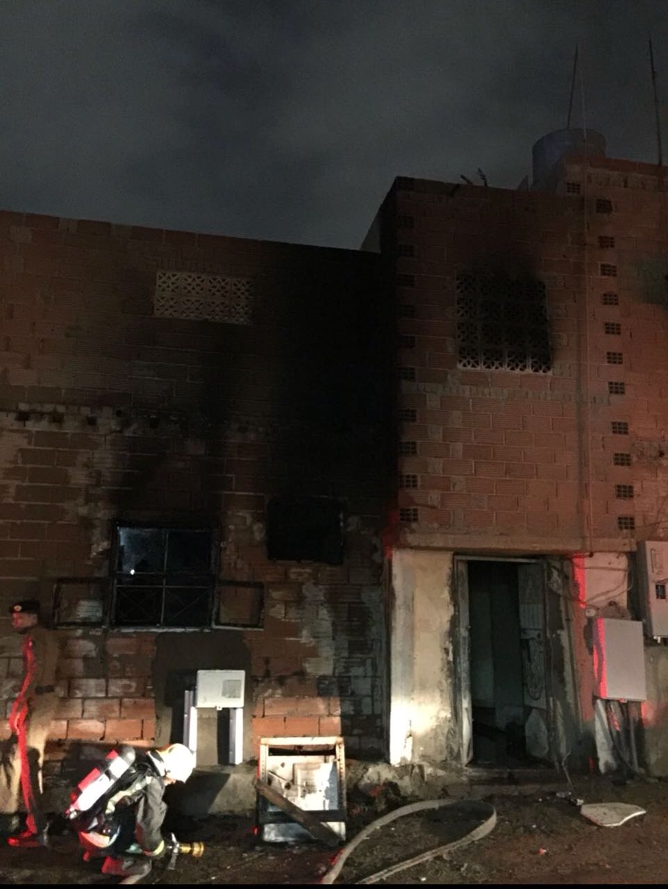 10 إصابات بحريق منزل شعبي في جدة