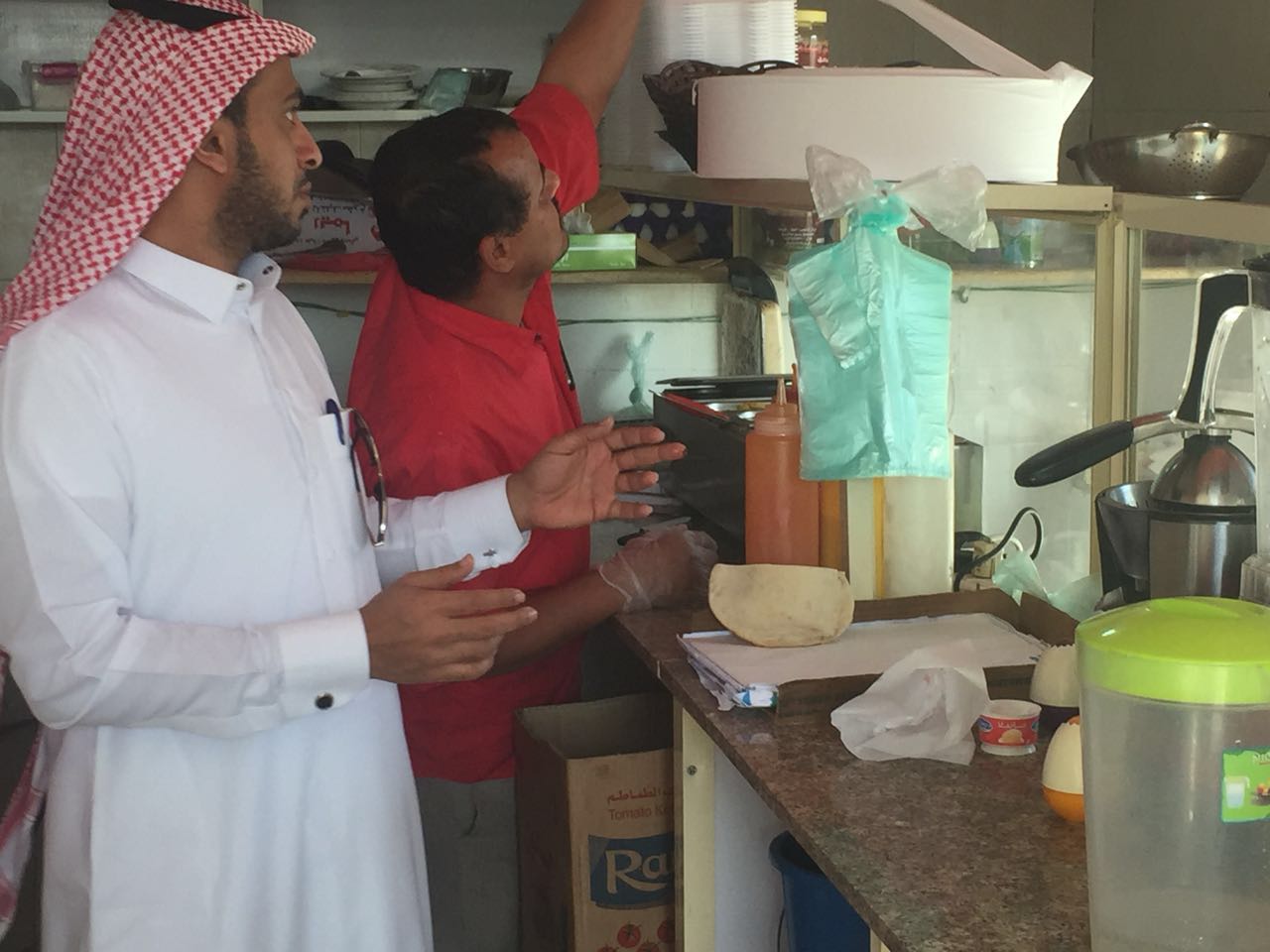بالصور.. بلدية بارق تغلق مطعمين وترصد عدة مخالفات صحية