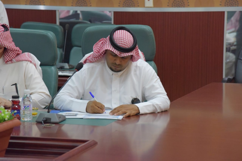 وكيل محافظ بارق يعقد إجتماعاً بأعضاء مجلس الغرفة التجارية الصناعية وكيل محافظ بارق يعقد إجتماعاً بأعضاء مجلس الغرفة التجارية الصناعية