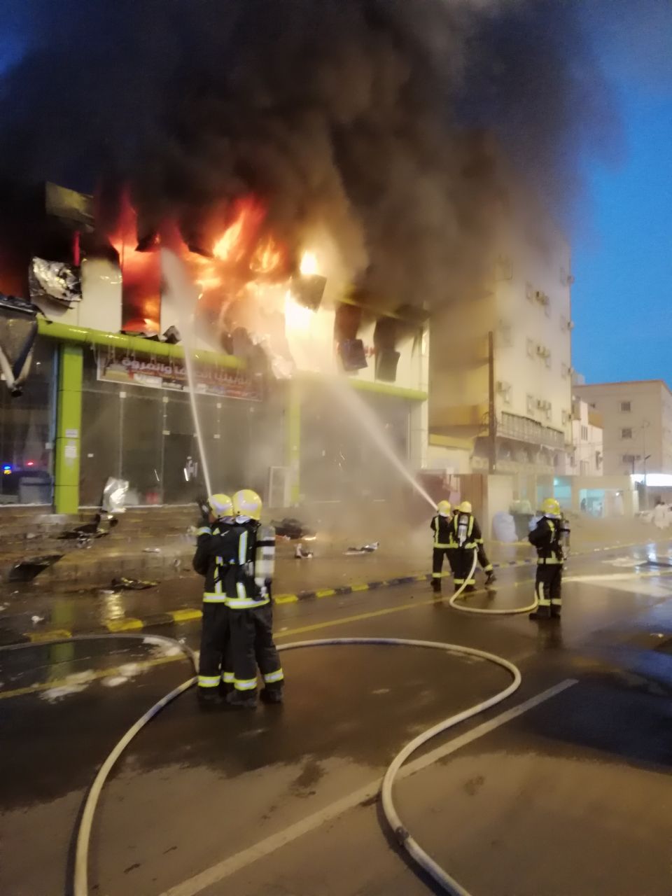 بالصور.. مدني محايل يخمد حريقاً في 6 محلات للموبيليا