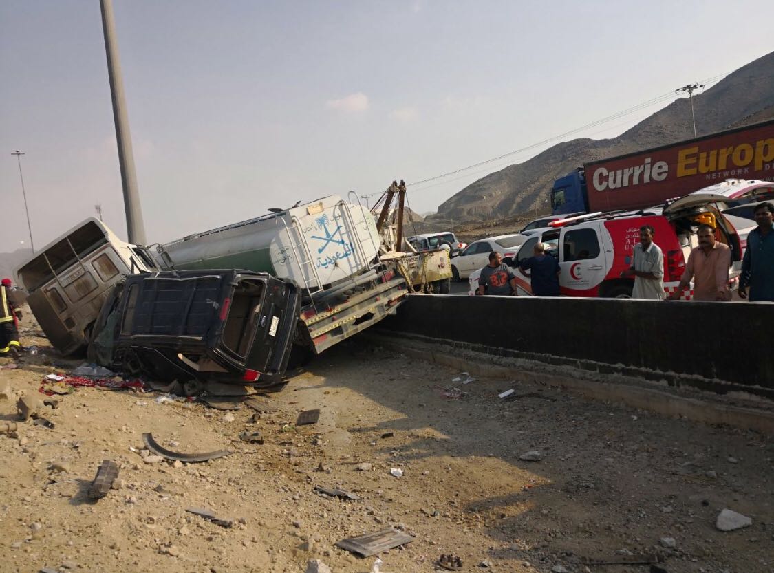 بالصور.. تصادم مزدوج يصيب 3 من عائلة واحدة وقائد شاحنة في جدة