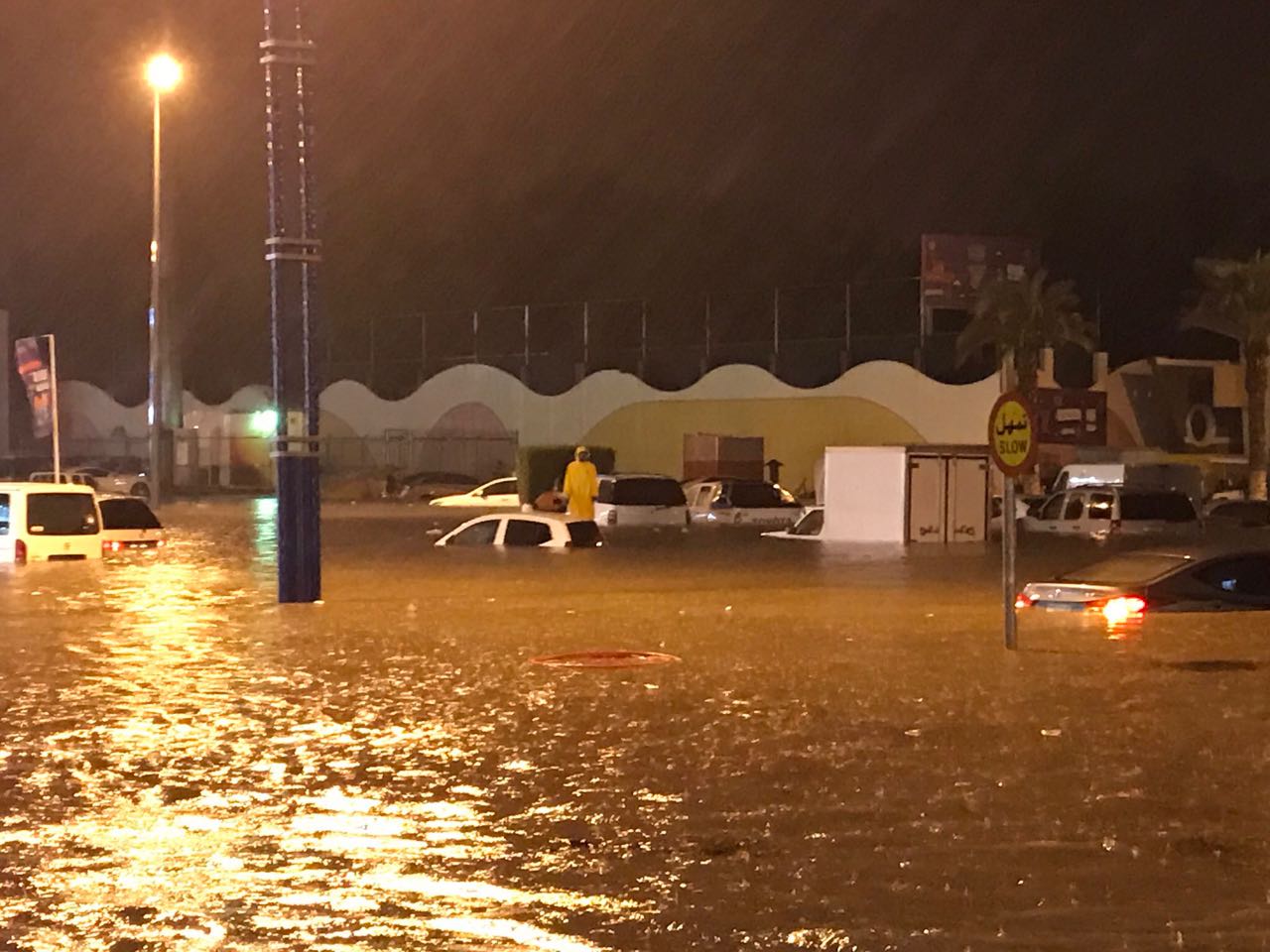 بالفيديو والصور.. الخرج تغرق في مياه الأمطار