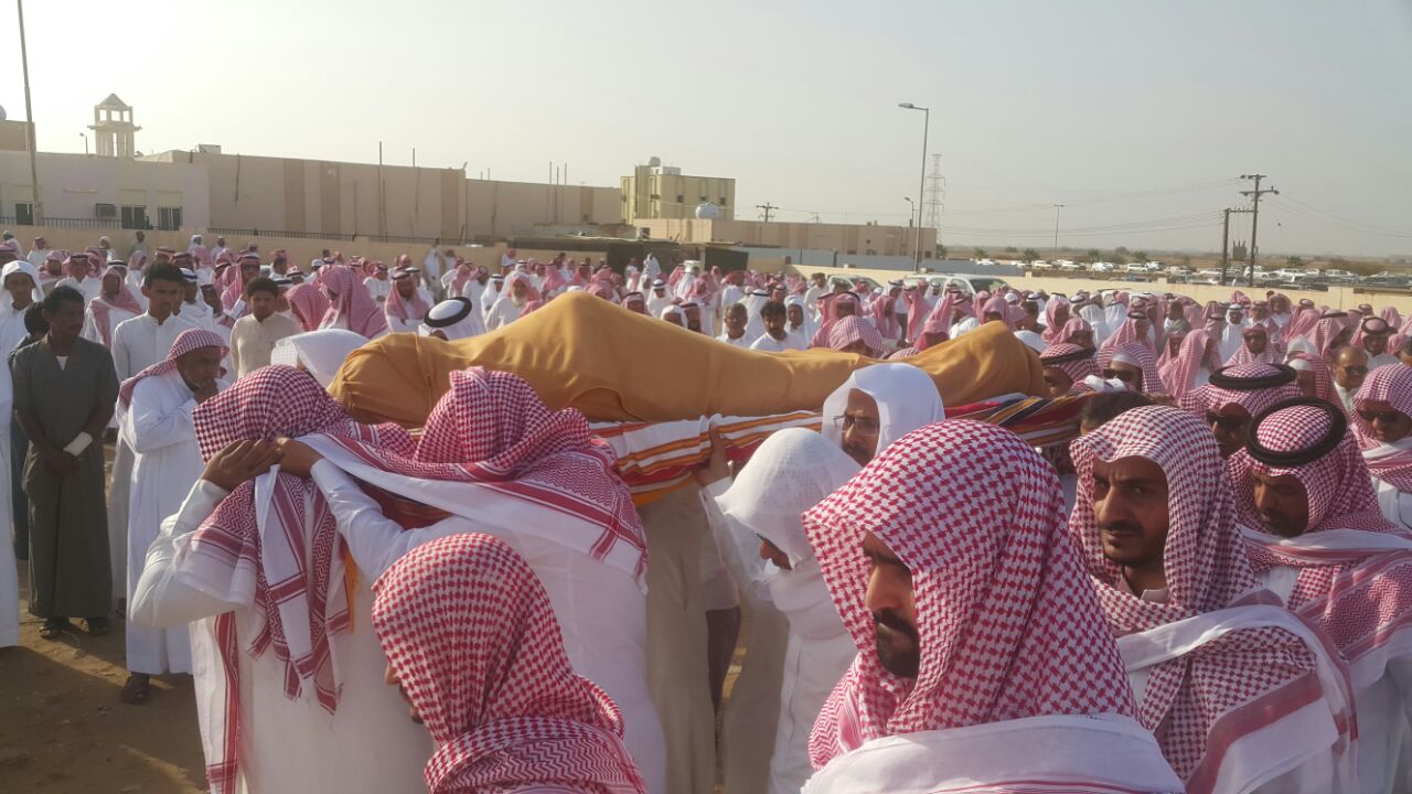 بالصور.. أهالي الطوال يودعون العلامة الصميلي القاضي بالتمييز