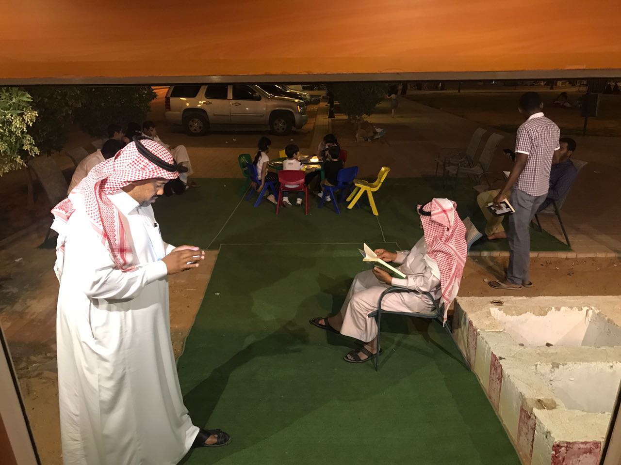 بالصور.. حافلة كتب متنقلة تجوب شوارع الرياض
