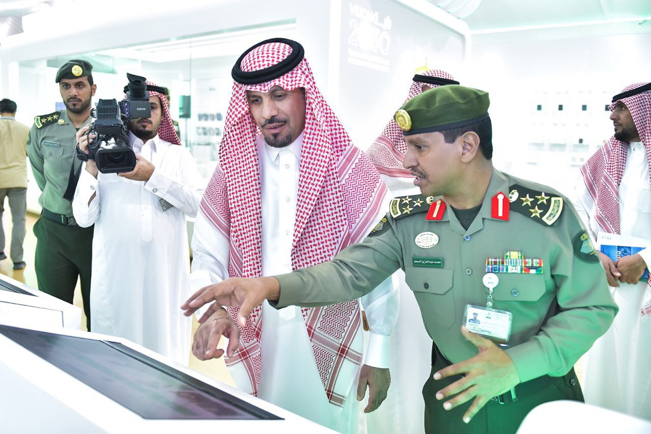 بالصور.. وزير الحرس الوطني يزور معرض الجوازات بالجنادرية