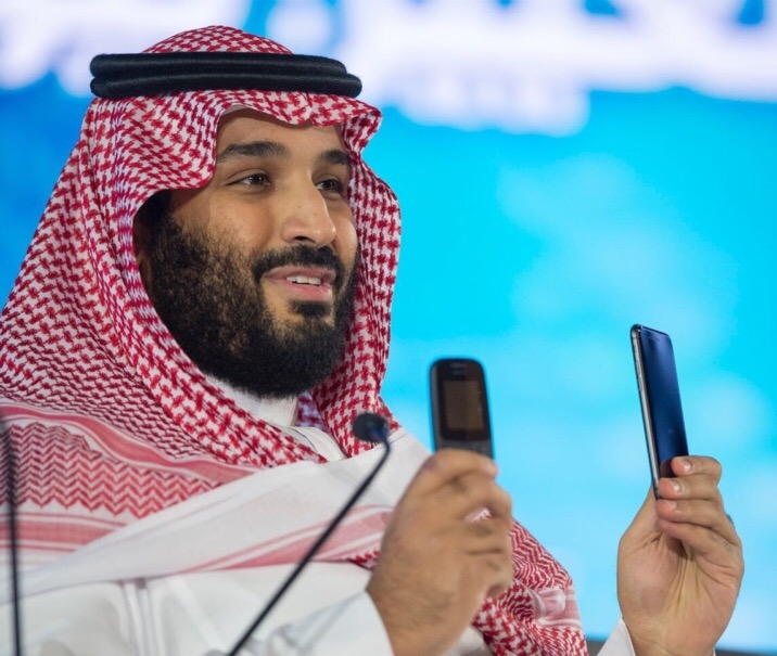 شاهد بالفيديو .. ولي العهد : الحياة في #مشروع_نيوم كالفرق بين هذين الهاتفين