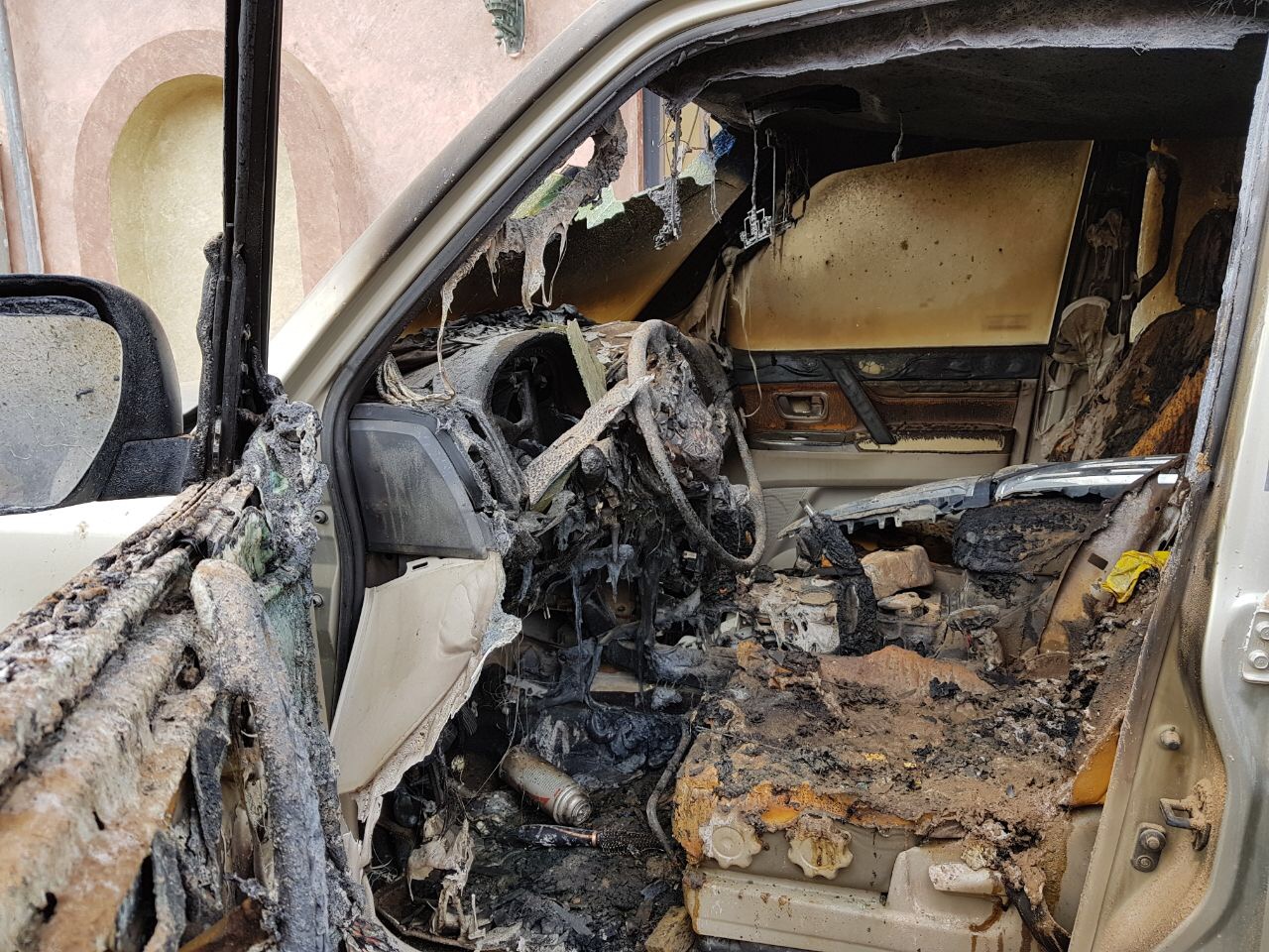 بالصور.. مجهولون يحرقون سيارة رئيس بلدية المسارحة