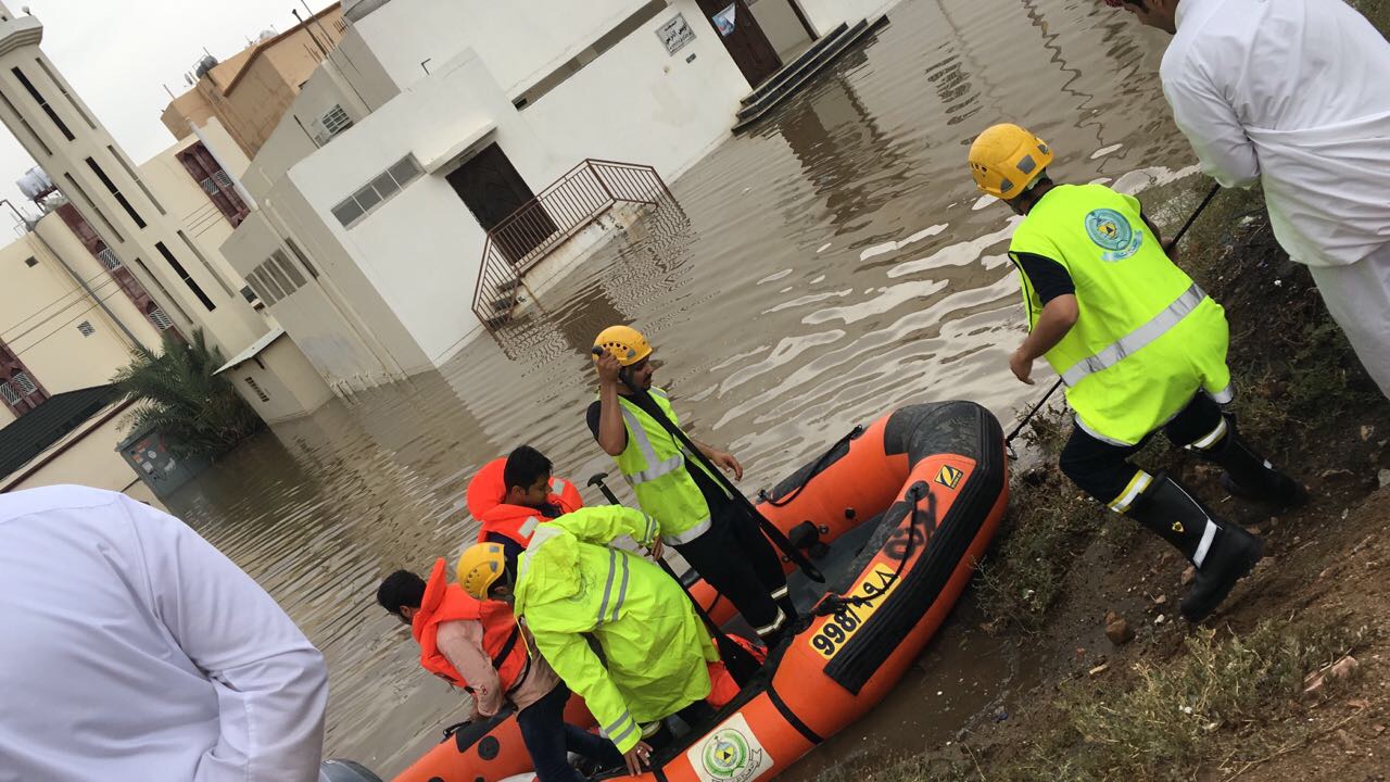 بالصور.. عملية إنقاذ بقارب لعائلة احتجزتها الأمطار في منزلها بحي الرصراص