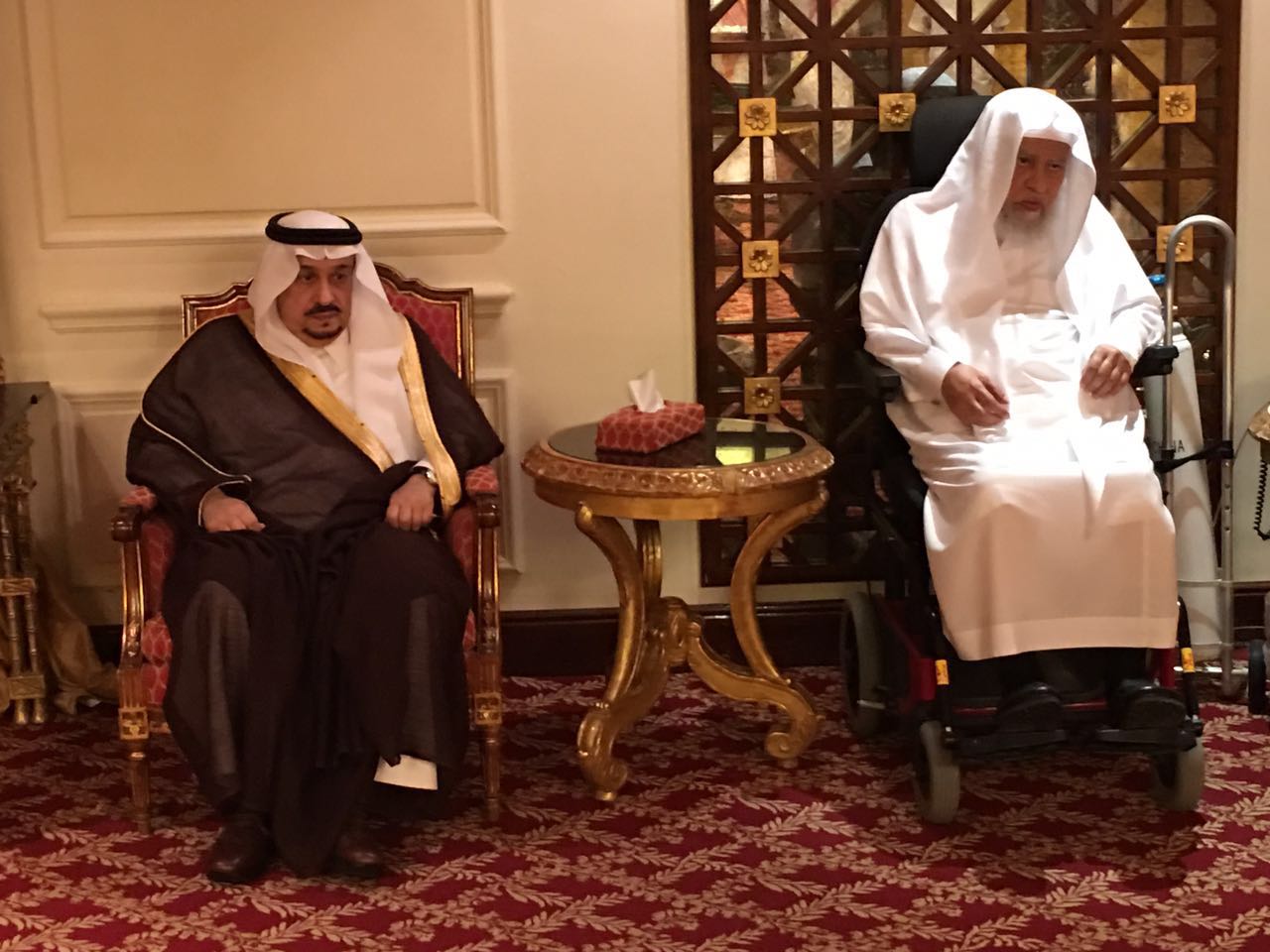 أمير الرياض يعزي الأمير عبدالرحمن بن عبدالله في وفاة حرمه