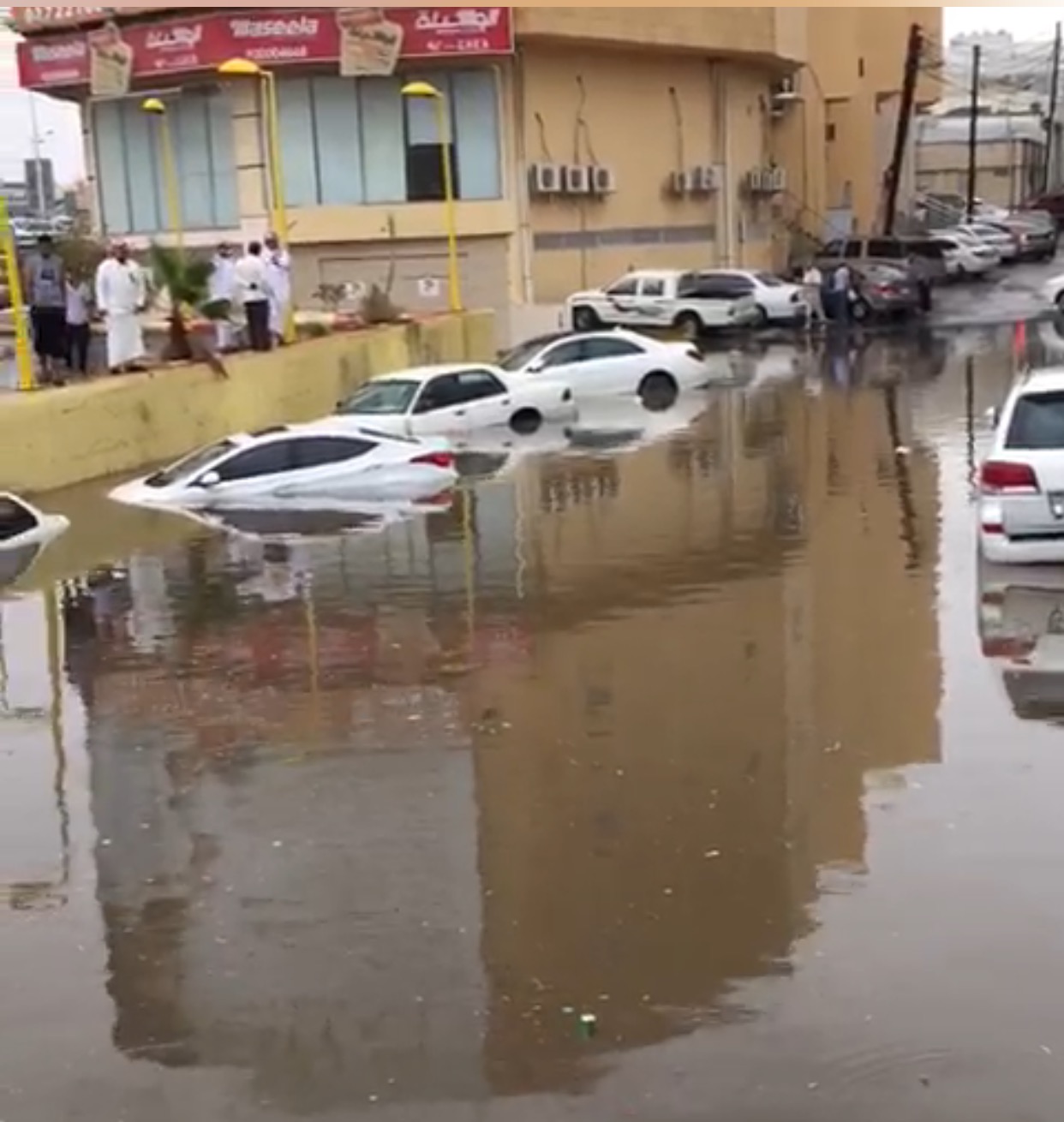 بالصور.. الأمطار تكشف فساد مشروع تصريف مياه الشوارع بخميس مشيط