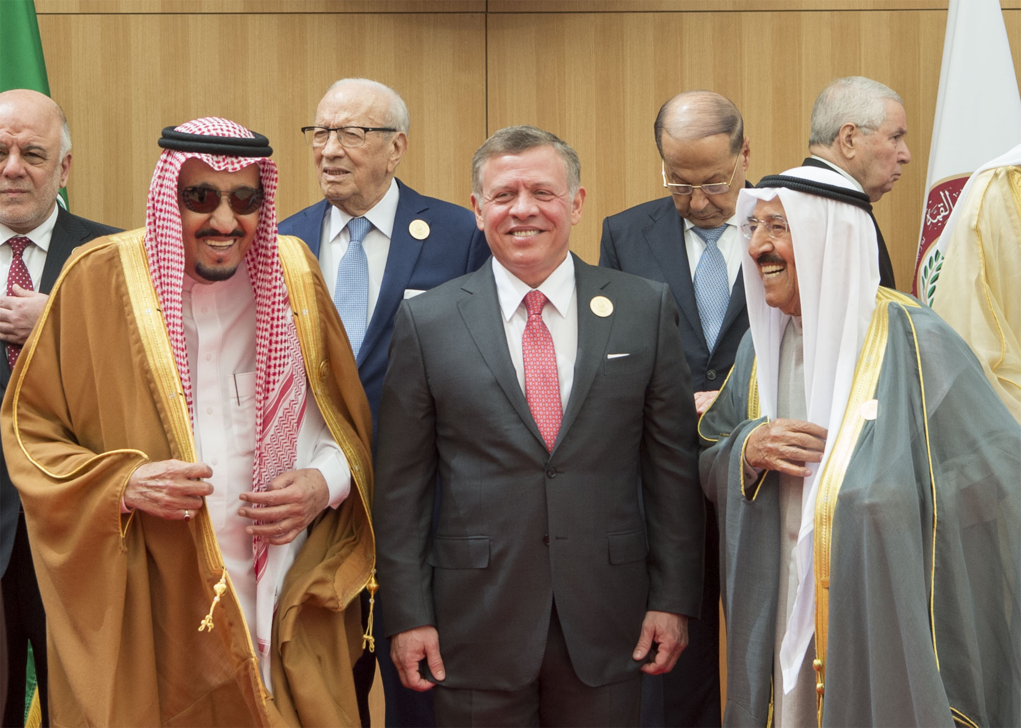 الملك سلمان يصل مقر انعقاد القمة العربية