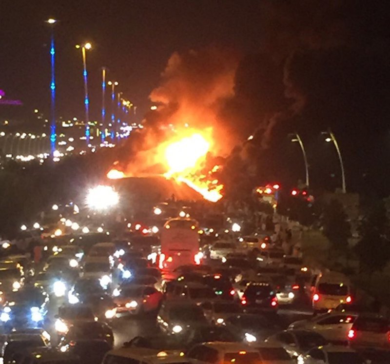 هذا ما حدث على طريق مكة – جدة السريع : حادث مروري أشعل ناقلة بترول