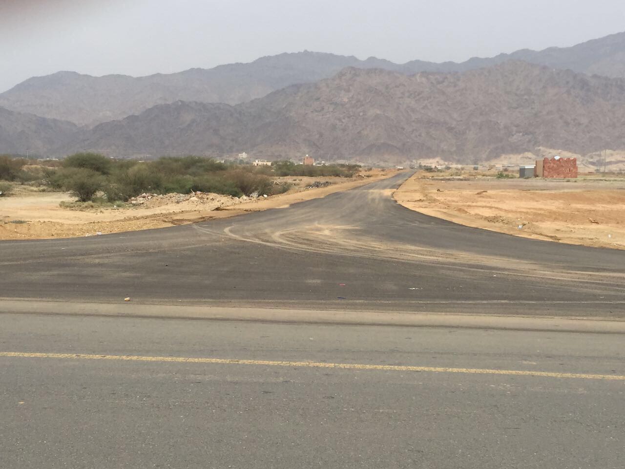 بالصور.. فتح طريق شمال بارق لخدمة المواقع الاستثمارية
