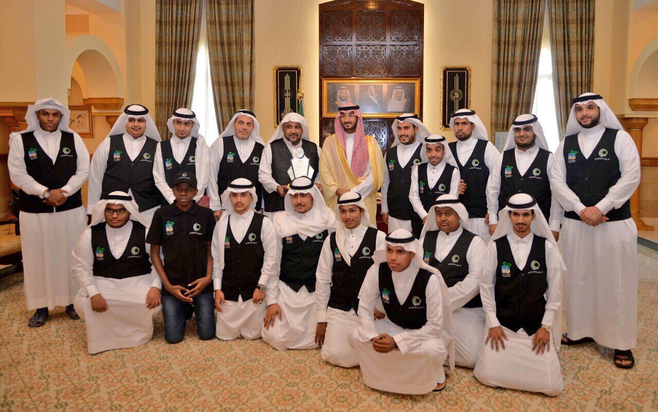 بعد مسيرة 7 سنوات.. نائب أمير مكة يكرم أعضاء مركز حي العمرة وفريق “معًا”
