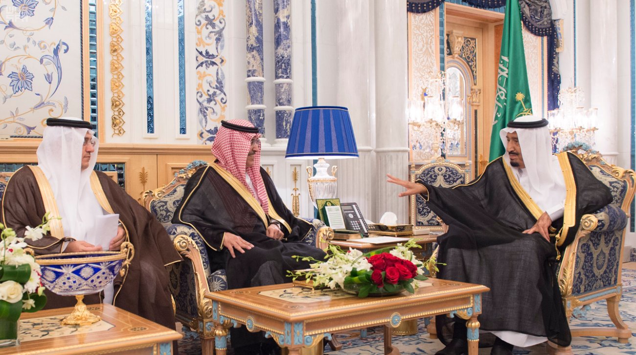الملك يتسلم التقرير السنوي الـ 53 لمؤسسة النقد العربي السعودي