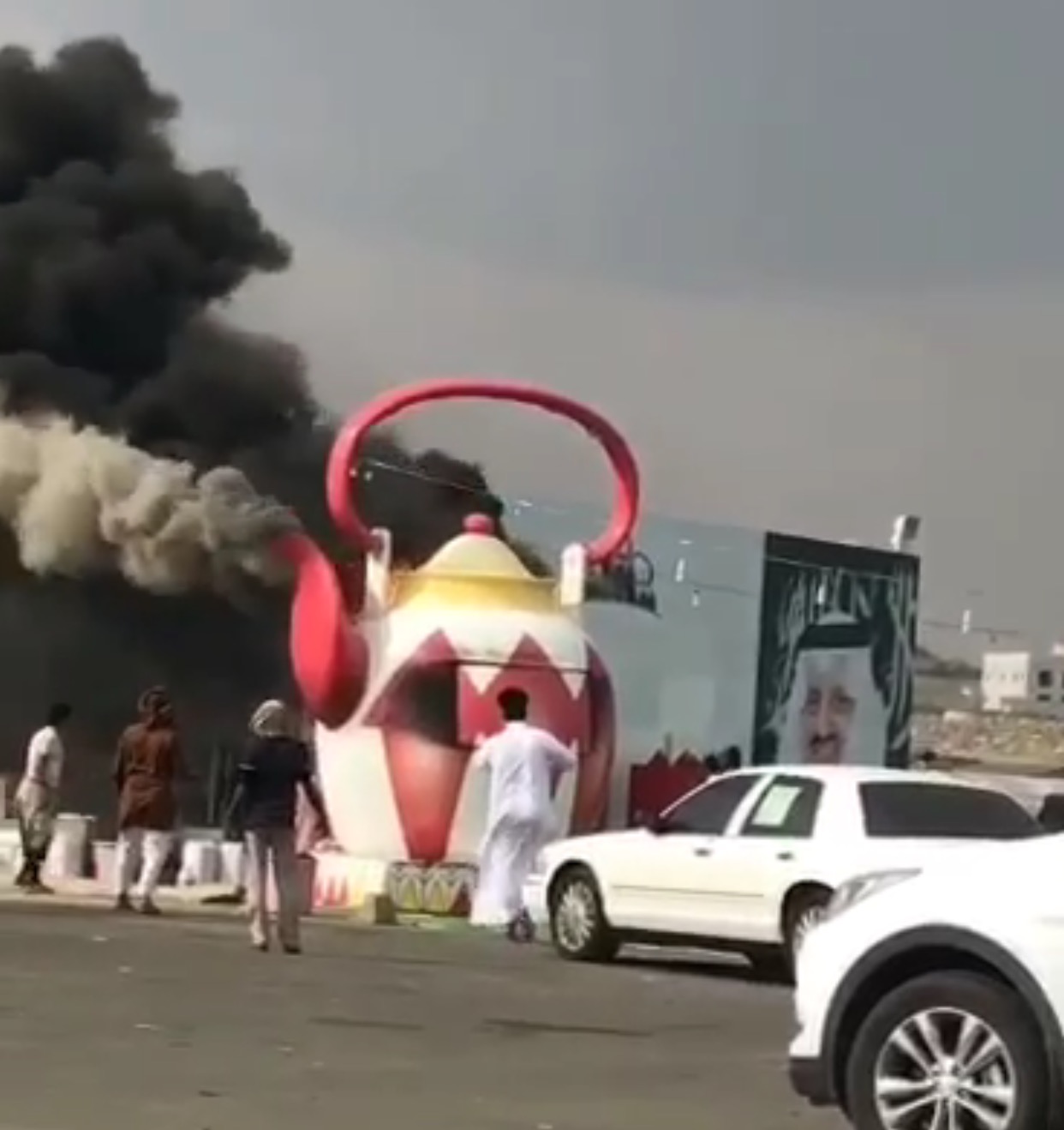 بالصور.. حريق يلتهم بوفيهاً لبيع الشاي بطريق المطار – الفرعا بعسير