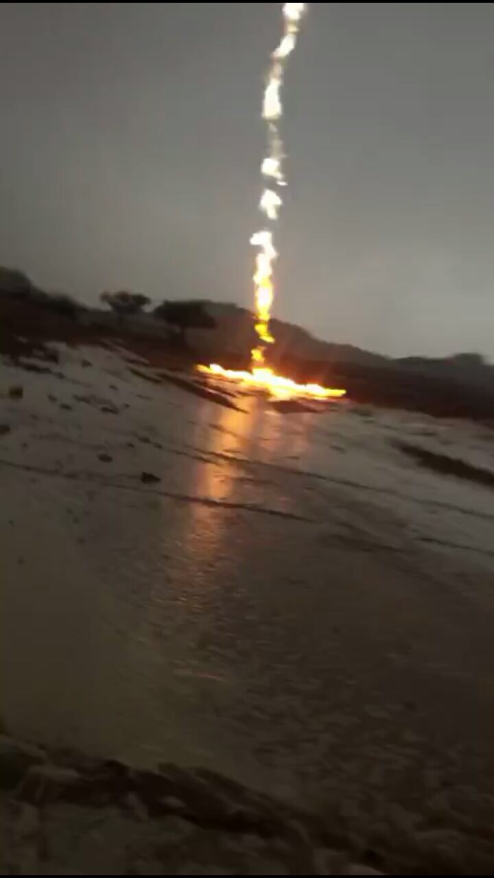 شاهد.. نجاة مصور من صاعقة رعدية شرق حائل