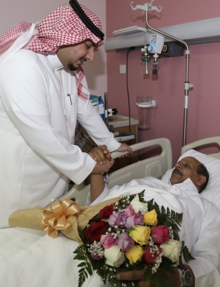 بالصور.. نائب أمير الجوف يعايد المرضى المنومين بمستشفى الملك عبدالعزيز