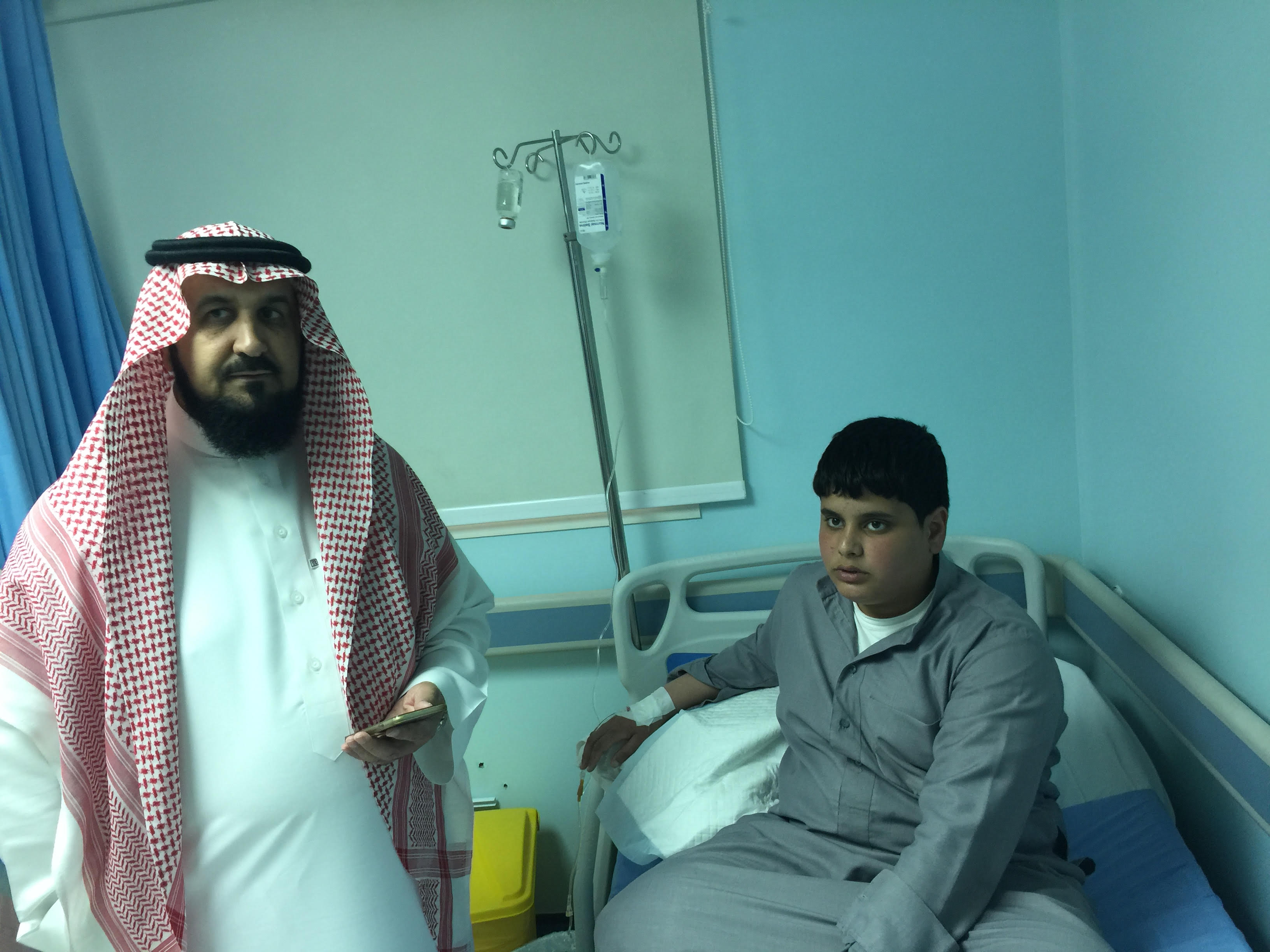 بالصور.. القريشي يتفقد الطلاب المنومين في المستشفى بعد الاشتباه بتعرضهم لتسمم